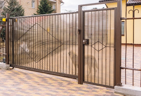Купить ворота из профлиста с элементами ковки, с металлическими столбами в рамке или под дерево в таре от 153975 руб